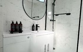 Stunning Apartment In Beckton With Private Entrance